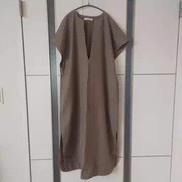 GALERIE VIE 갤러리 바이 슬리브리스 롱 원피스