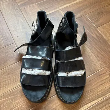 가죽 블랙 스트랩 샌들 통굽