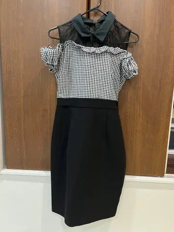 오프숄더 오픈 숄더 깅엄 체크 무릎 기장 원피스