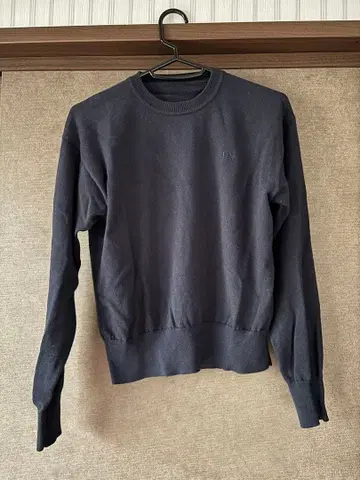 다크 네이비 긴팔 니트 스웨터