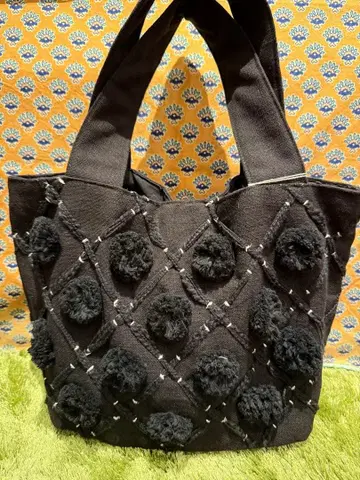 도쿄 칸칸 블랙 폼폼 장식 토트백 새상품