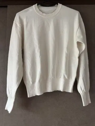 화이트 긴팔 니트 스웨터