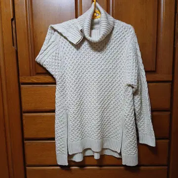 Bou Jeloud 아이보리 케이블 니트 터틀넥 (프리)