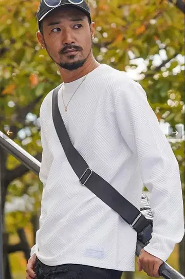 화이트 긴팔 T셔츠 입체 패턴