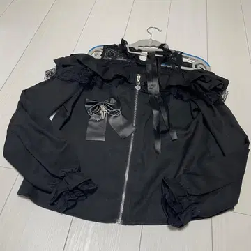 MARS 어깨 트임 프릴 슬라이더 블라우스 블랙