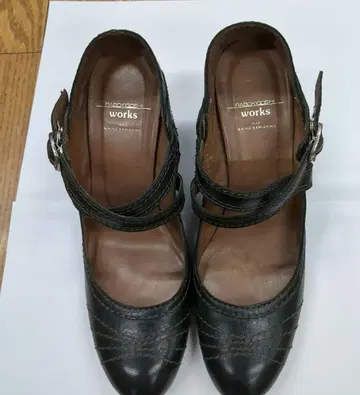 works 블랙 펌프스 스트랩 포함 사이즈 23.5cm