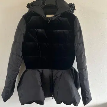 프릴 달린 블랙 다운 자켓