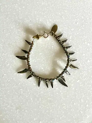 IOSSELLIANI 피쉬본 모티브 팔찌