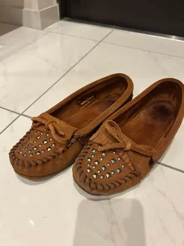 미네통카 브라운 스웨이드 모카신 스터드 장식
