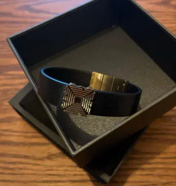 EMPORIO ARMANI 블랙 가죽 팔찌