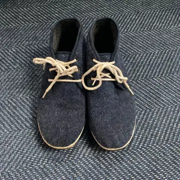 MADE IN SPAIN의 KOYUK 다크 블루 스니커즈