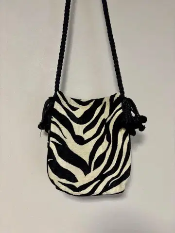 제브라 패턴 숄더백 bindu