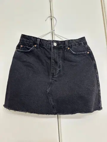 ZARA 블랙 데님 미니 스커트 컷오프 가공
