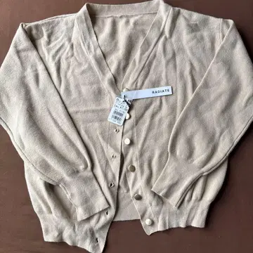 RADIATE 베이지 가디건과 슬리브리스 상의 세트