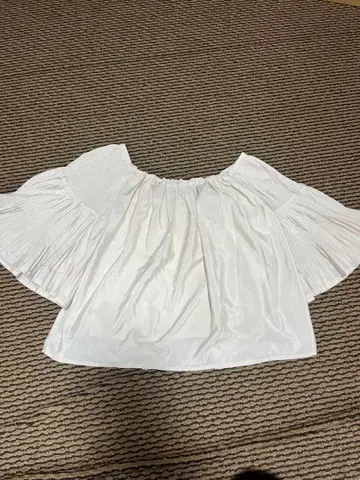 오프 숄더 플레어 슬리브 탑