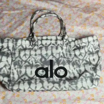 ALO Yoga 타이 다이 패턴 토트백 alo 그레이/화이트