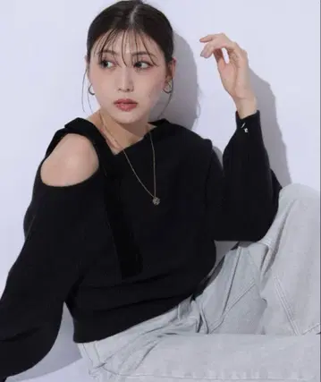 Mystrada 마이 스트라다 벨로아 리본 오프숄더 니트 블랙