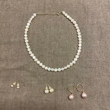 화이트 펄 목걸이와 펄 귀걸이