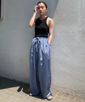 라이트 블루 와이드 팬츠 새틴풍