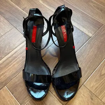 STACCATO 블랙 에나멜 오픈토 하이힐