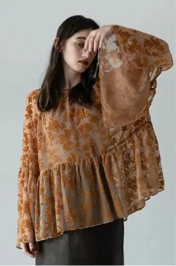 스콧 클럽 Ample 벨로아 자카드 벨 슬리브 시어 블라우스