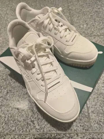 Puma 화이트 스니커즈 24.5