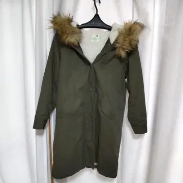 올리브색 퍼 달린 모즈 코트