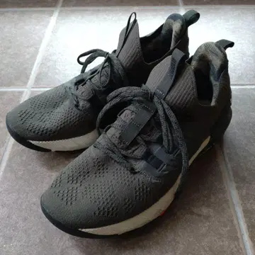 언더아머 스니커즈