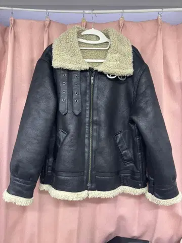 보아 달린 블랙 자켓 Ungrid