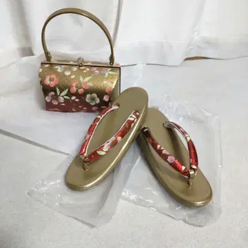 골드 컬러 꽃무늬 클러치백