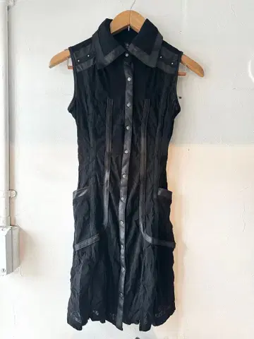 OZZ CROCE 슬리브리스 셔츠 블랙 오즈온