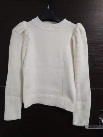 오버 E 아이보리 퍼프 슬리브 니트 U65