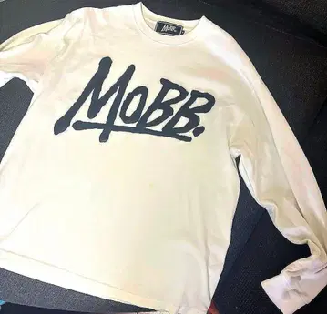 가격 인하 MOBB. 로고 프린트 긴팔 T셔츠 화이트
