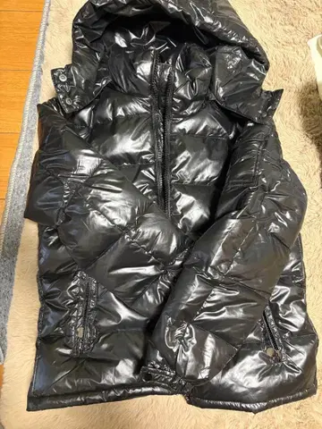 광택 블랙 후드 부착 다운 자켓