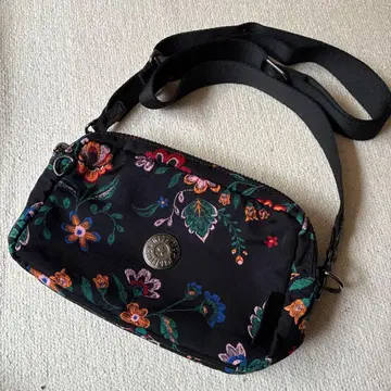 새상품급 키플링 숄더백 프리다 카로 컬렉션