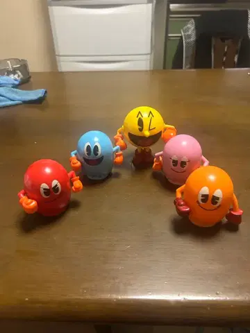 팩맨 피규어 5개 세트와 멀티 케이스 2개