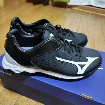 미즈노 블랙/화이트 스파이크 슈즈