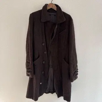 브라운 버튼 부착 롱 코트 샘플