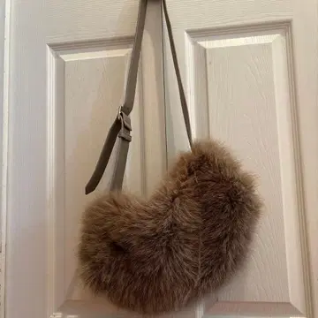 퍼 하프문 숄더백