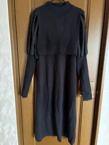 니트 원피스 볼륨 소매 블랙 드레스