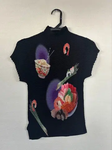 무스보레 스시 그래픽 플리츠 상의