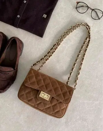 AULENTTI 퀼팅 스웨이드 체인 숄더백 브라운