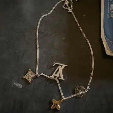 로고 모티브 목걸이 실버 골드