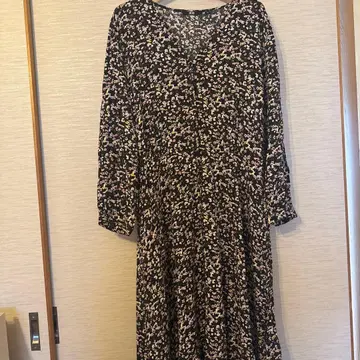 유니클로 프린트 V넥 플레어 원피스