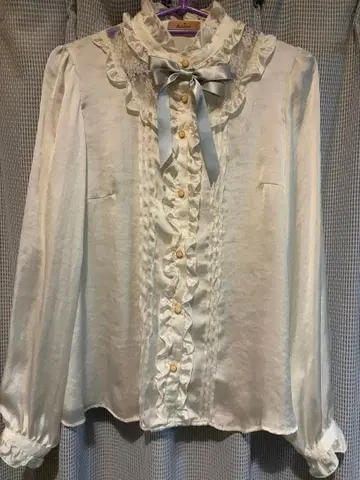 아마벨 Amavel 스카이블루 리본 포함 화이트 프릴 셔츠