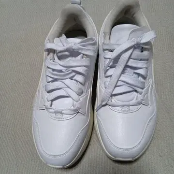 PUMA 화이트 스니커즈