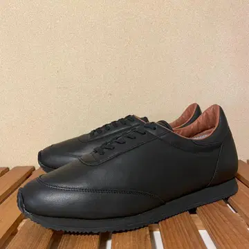 REPRODUCTION OF FOUND/1000LS (캐너디언 트레이너)