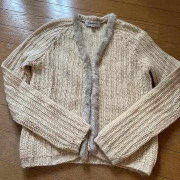 퍼 달린 베이지 니트 가디건