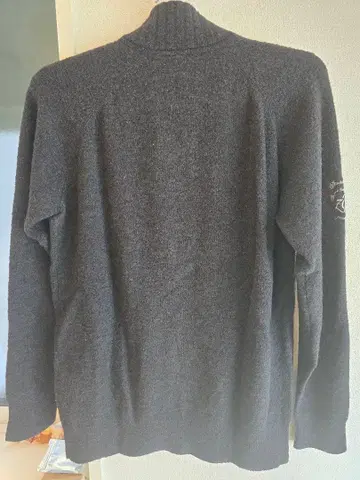 다크 그레이 하프 지퍼 니트