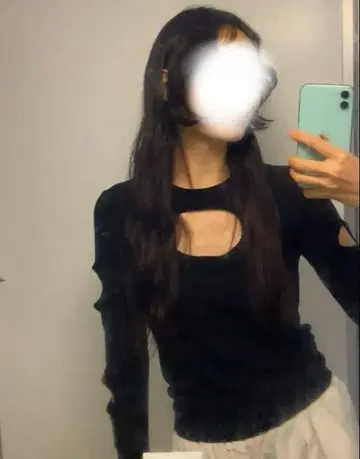 sandy liang 블랙 오픈넥 T셔츠